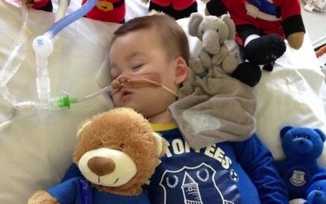Vụ kiện giữa gia đình cậu bé Alfie Evans với các bác sĩ đang khiến dư luận nước Anh dậy sóng-1