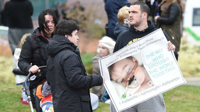 Vụ kiện giữa gia đình cậu bé Alfie Evans với các bác sĩ đang khiến dư luận nước Anh dậy sóng-4