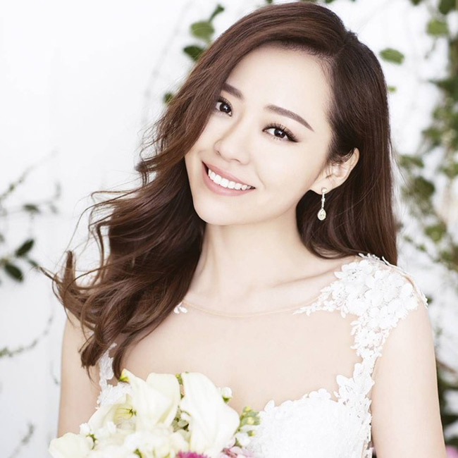 Những sao nữ gợi cảm bất chấp cha mẹ phản đối để cưới người mình yêu-23