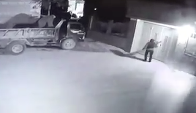 Điều tra clip 2 đối tượng cầm súng bắn vào nhà dân rồi đốt ô tô-1