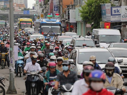 Kết thúc ngày làm việc trước kỳ nghỉ lễ 30/4, hàng trăm người dân khăn gói di chuyển bẳng xe máy về quê