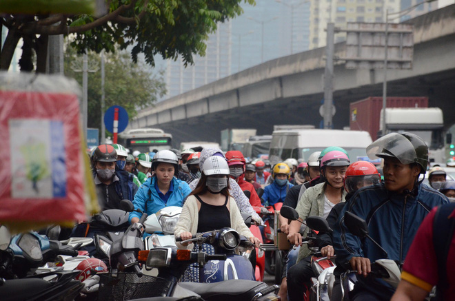 Kết thúc ngày làm việc trước kỳ nghỉ lễ 30/4, hàng trăm người dân khăn gói di chuyển bẳng xe máy về quê-3