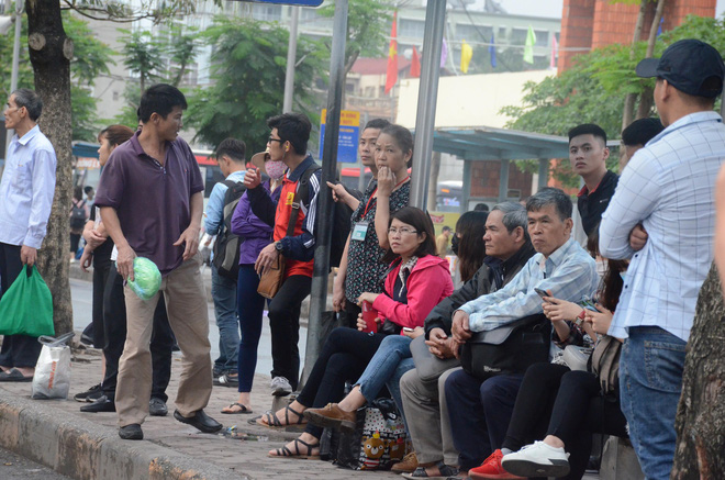 Kết thúc ngày làm việc trước kỳ nghỉ lễ 30/4, hàng trăm người dân khăn gói di chuyển bẳng xe máy về quê-4