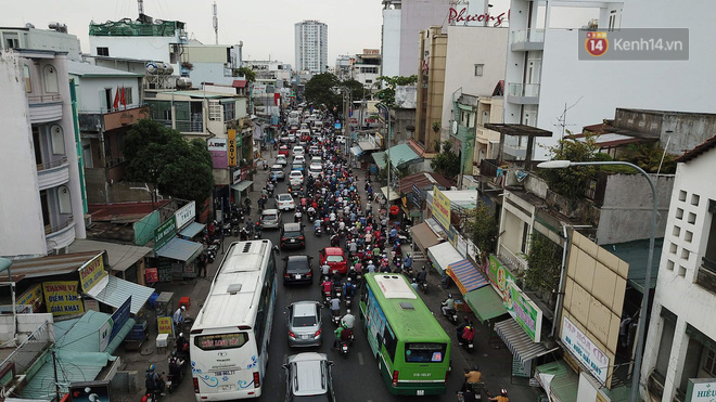 Kết thúc ngày làm việc trước kỳ nghỉ lễ 30/4, hàng trăm người dân khăn gói di chuyển bẳng xe máy về quê-5