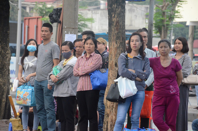 Kết thúc ngày làm việc trước kỳ nghỉ lễ 30/4, hàng trăm người dân khăn gói di chuyển bẳng xe máy về quê-1