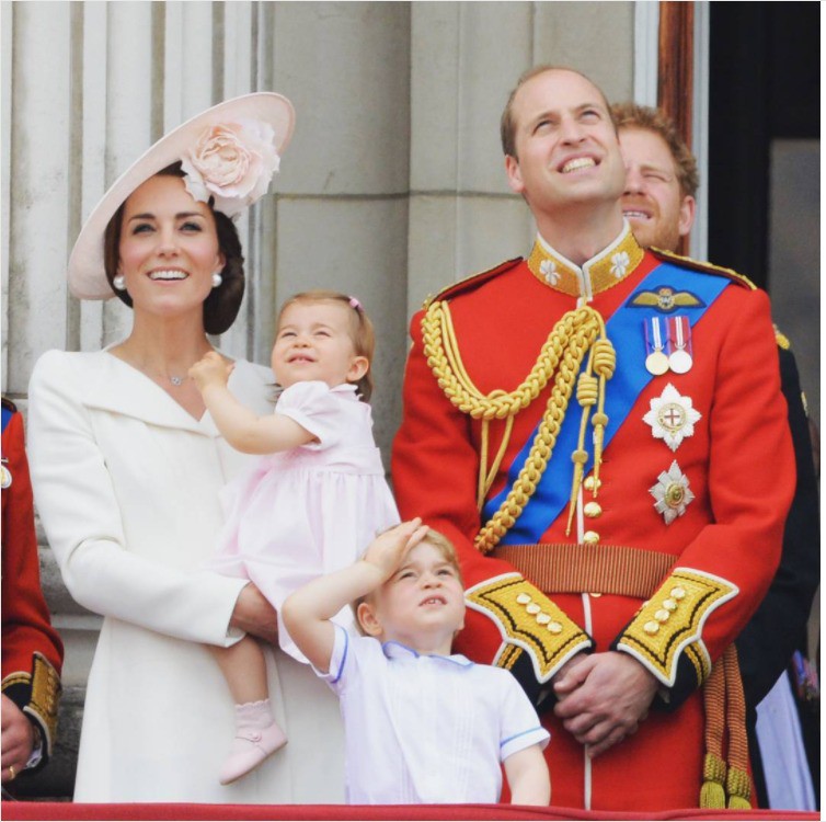 Ngoài chuyện không được để đầu bù tóc rối, phụ nữ trong hoàng gia Anh còn phải tuân theo 12 quy tắc bất di bất dịch” sau-1