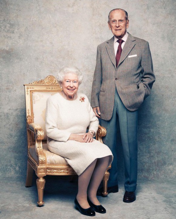 Ngoài chuyện không được để đầu bù tóc rối, phụ nữ trong hoàng gia Anh còn phải tuân theo 12 quy tắc bất di bất dịch” sau-12