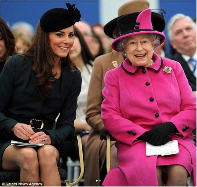 Ngoài chuyện không được để đầu bù tóc rối, phụ nữ trong hoàng gia Anh còn phải tuân theo 12 quy tắc bất di bất dịch” sau-4