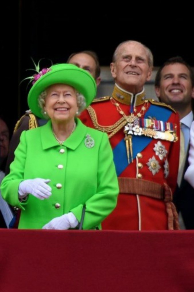 Ngoài chuyện không được để đầu bù tóc rối, phụ nữ trong hoàng gia Anh còn phải tuân theo 12 quy tắc bất di bất dịch” sau-5