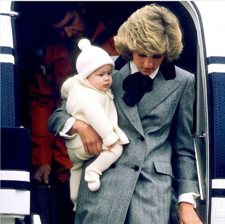 Ngoài chuyện không được để đầu bù tóc rối, phụ nữ trong hoàng gia Anh còn phải tuân theo 12 quy tắc bất di bất dịch” sau-7