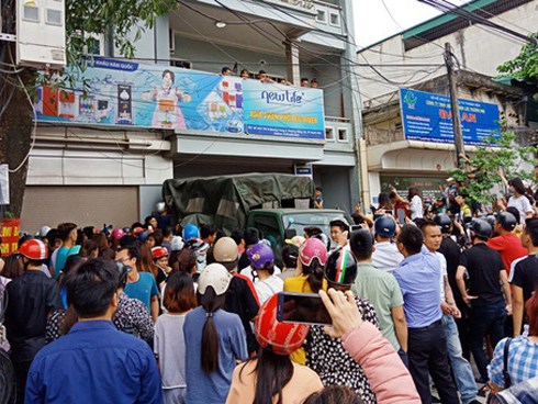 Hàng trăm người dân vây kín ngôi nhà nghi tụ điểm 'Hội Thánh Đức Chúa Trời Mẹ'