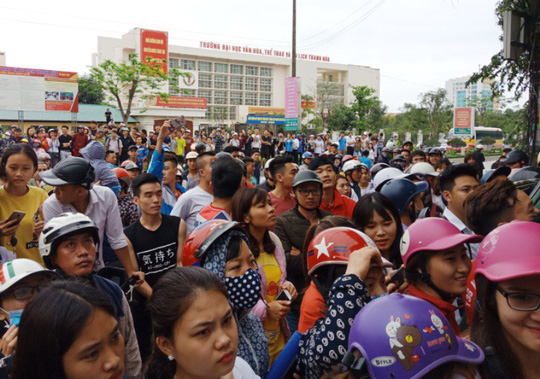 Hàng trăm người dân vây kín ngôi nhà nghi tụ điểm Hội Thánh Đức Chúa Trời Mẹ-2