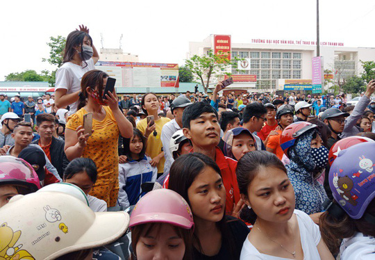 Hàng trăm người dân vây kín ngôi nhà nghi tụ điểm Hội Thánh Đức Chúa Trời Mẹ-4