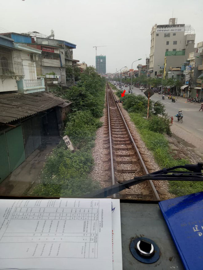 Hà Nội: Thanh niên gối đầu lên đường ray ngủ ngon lành khiến cả đoàn tàu phải dừng lại để gọi dậy-2