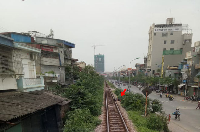 Hà Nội: Thanh niên gối đầu lên đường ray ngủ ngon lành khiến cả đoàn tàu phải dừng lại để gọi dậy-1