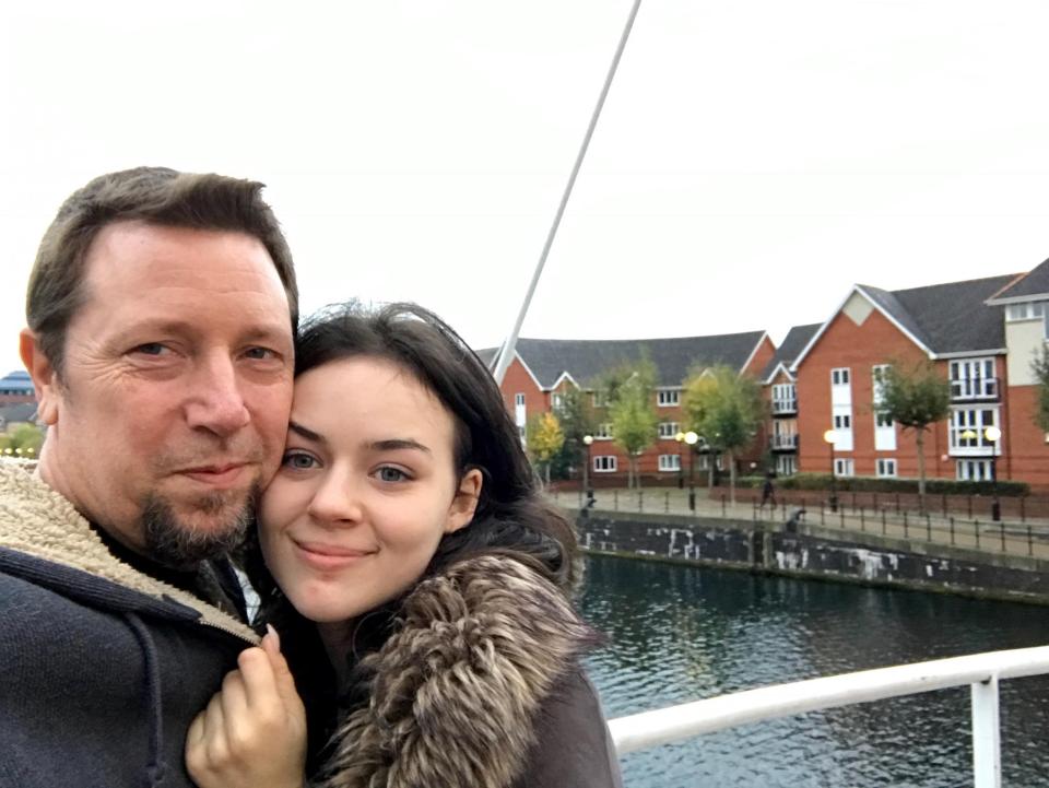 Cô gái đá người yêu trẻ trung để đến với người đàn ông già hơn tuổi bố mình-1