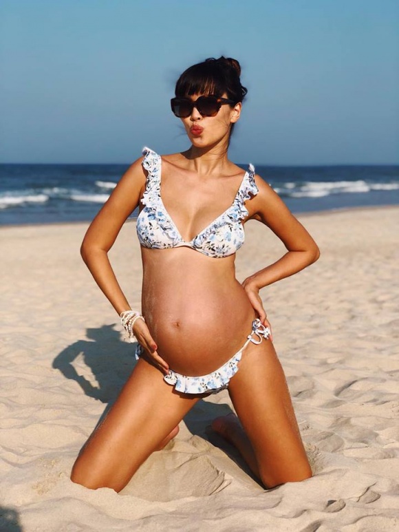 Siêu mẫu Hà Anh bụng bầu 8 tháng vẫn tự tin diện bikini gợi cảm-1