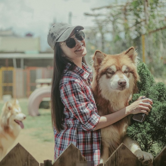 Hiền Thục hào hứng chơi đùa ở trang trại chó tại Đà Lạt-6