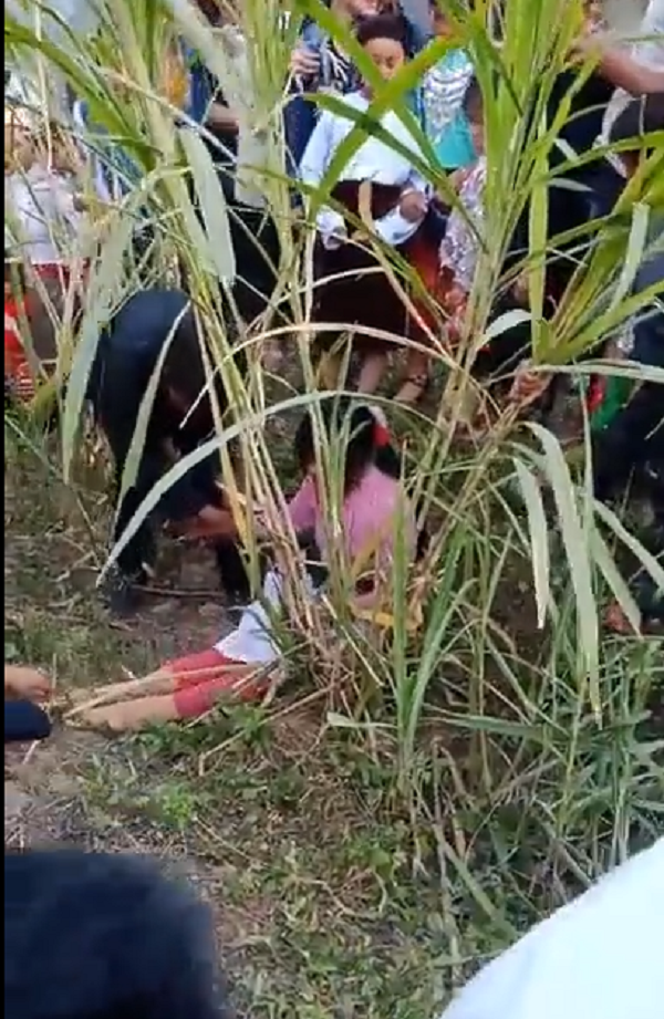 Clip: Thiếu nữ gào khóc, vùng vẫy thoát khỏi nam thanh niên khi bị bắt về làm vợ-1