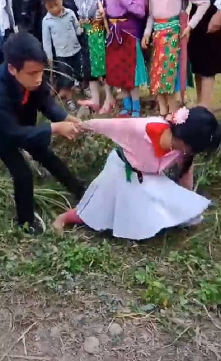 Clip: Thiếu nữ gào khóc, vùng vẫy thoát khỏi nam thanh niên khi bị bắt về làm vợ-2