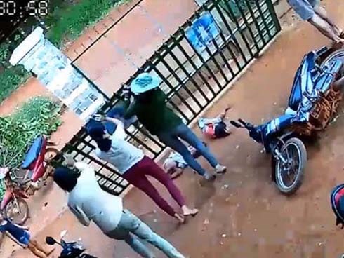 Clip thót tim: Hai bé gái bị cánh cổng sắt đè ngang người trong khi nô đùa