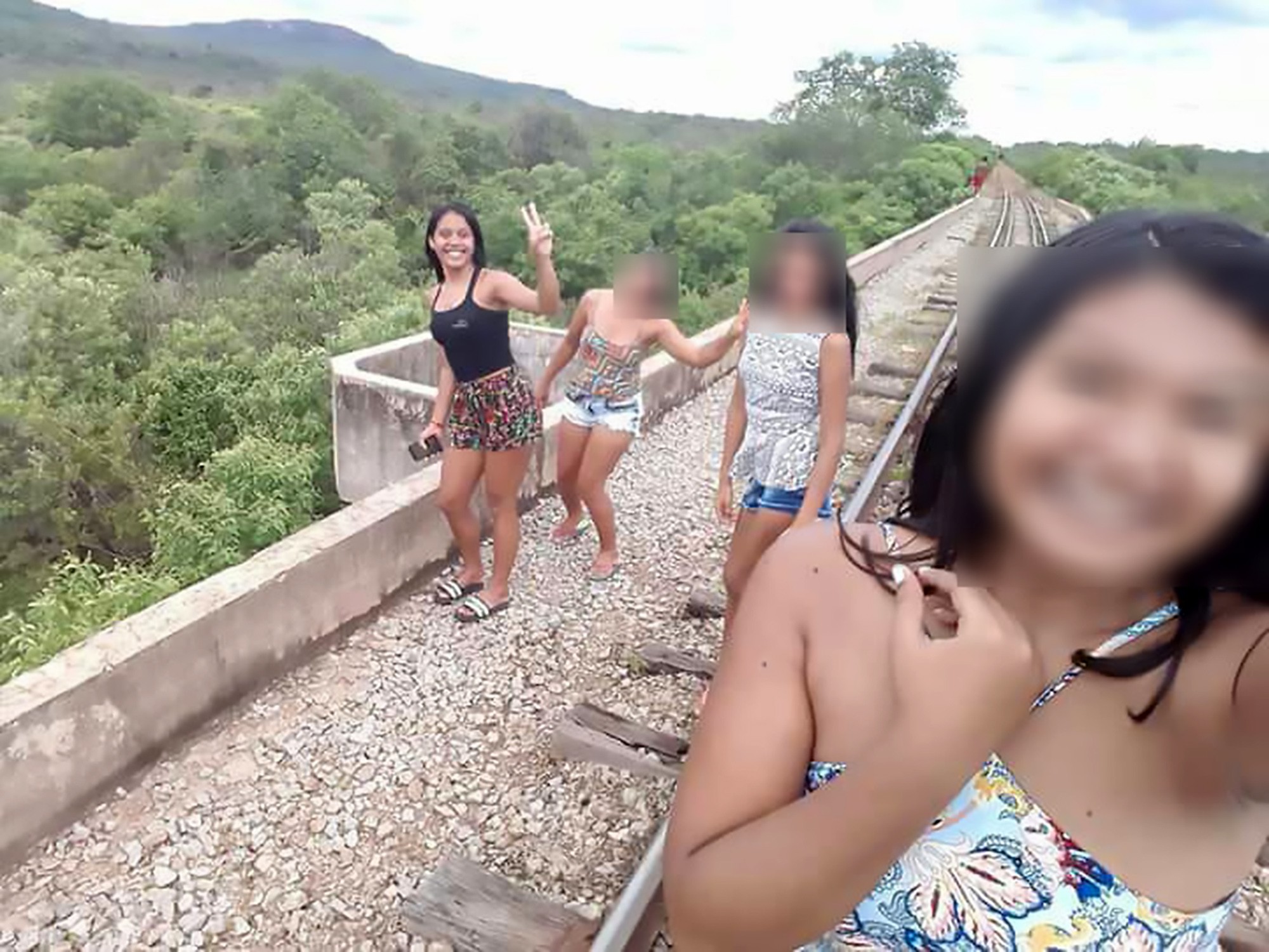 Chỉ vài giây sau khi chụp bức hình selfie trên cầu, tai nạn ập xuống đầu 3 cô gái trẻ-1