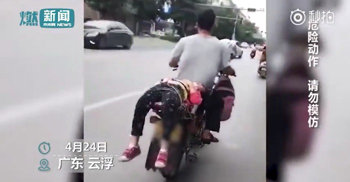 Hình ảnh ông bố trói con gái vào xe đưa đi học mặc con thét không muốn gây phẫn nộ cư dân mạng-1
