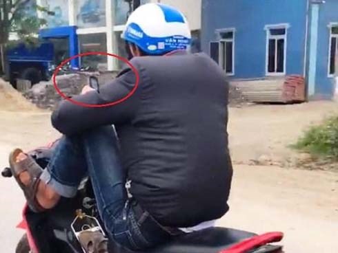 Clip: Nam thanh niên vừa lái xe máy bằng 2 chân vừa xem điện thoại trên QL.1A ở Nghệ An