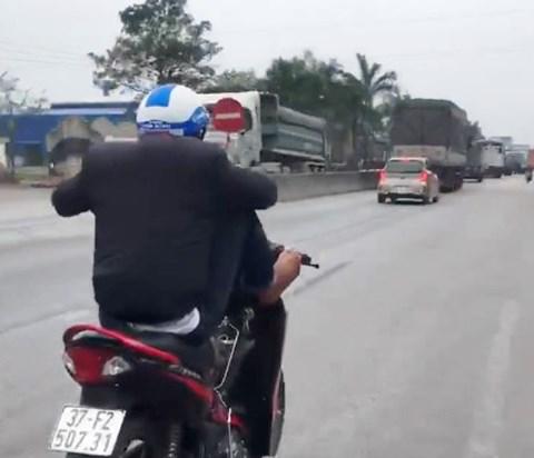Clip: Nam thanh niên vừa lái xe máy bằng 2 chân vừa xem điện thoại trên QL.1A ở Nghệ An-1