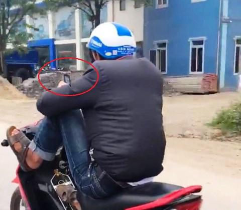 Clip: Nam thanh niên vừa lái xe máy bằng 2 chân vừa xem điện thoại trên QL.1A ở Nghệ An-2