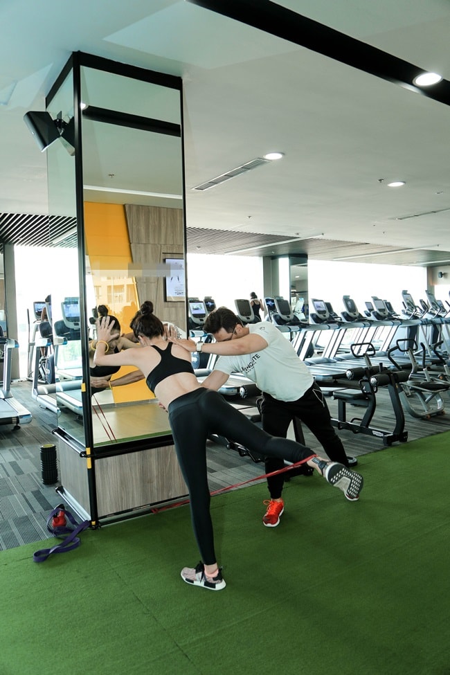 Cận cảnh vòng eo 56 thần thánh” của Hương Giang Idol-9