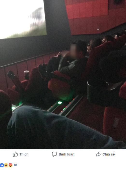 Hình ảnh phản cảm: Thanh niên gác chân lên ghế, gào thét, vỗ tay ầm ầm trong rạp chiếu phim-2