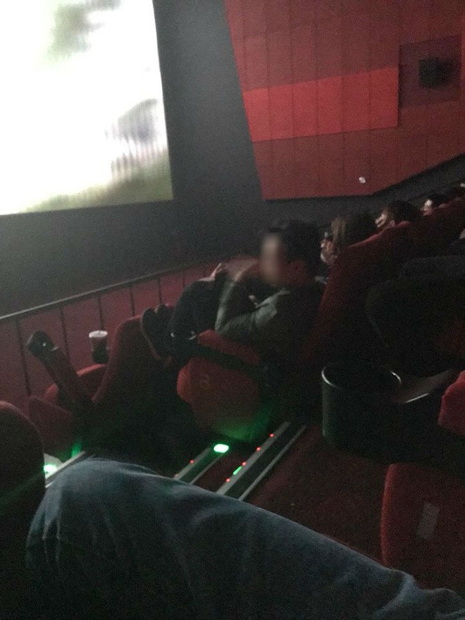 Hình ảnh phản cảm: Thanh niên gác chân lên ghế, gào thét, vỗ tay ầm ầm trong rạp chiếu phim-3