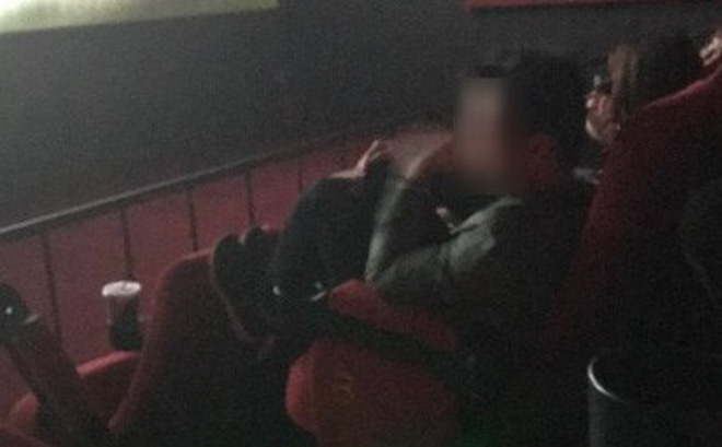 Hình ảnh phản cảm: Thanh niên gác chân lên ghế, gào thét, vỗ tay ầm ầm trong rạp chiếu phim-1
