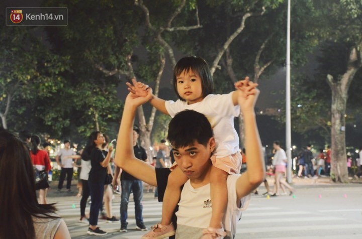 Người dân 2 miền đổ xuống đường vui chơi dịp lễ 30/4: Hà Nội đông đúc, Sài Gòn bình yên-4