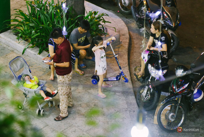 Người dân 2 miền đổ xuống đường vui chơi dịp lễ 30/4: Hà Nội đông đúc, Sài Gòn bình yên-10