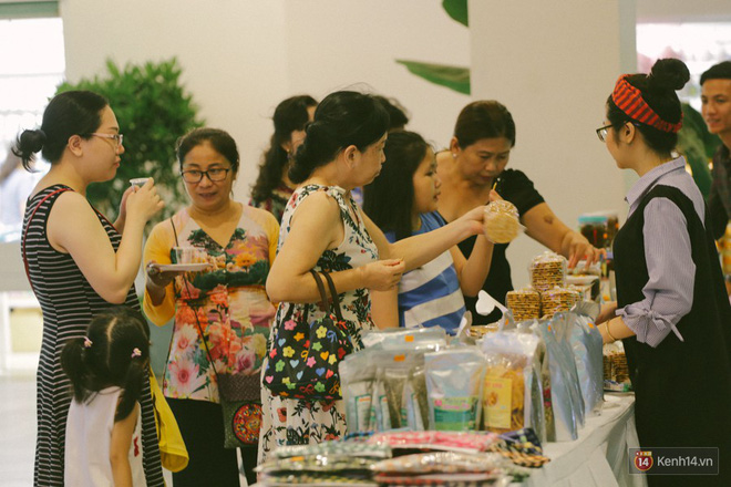 Người dân 2 miền đổ xuống đường vui chơi dịp lễ 30/4: Hà Nội đông đúc, Sài Gòn bình yên-8