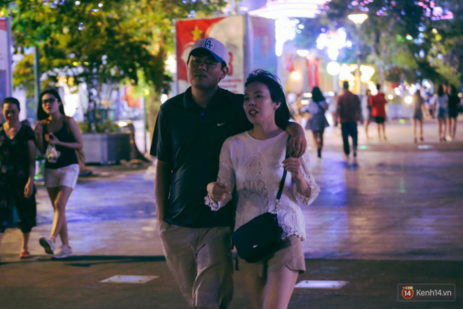 Người dân 2 miền đổ xuống đường vui chơi dịp lễ 30/4: Hà Nội đông đúc, Sài Gòn bình yên-16