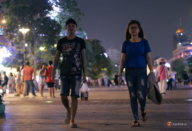 Người dân 2 miền đổ xuống đường vui chơi dịp lễ 30/4: Hà Nội đông đúc, Sài Gòn bình yên-15