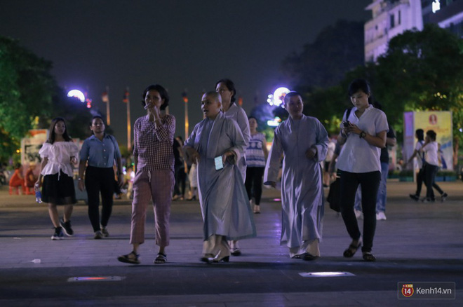 Người dân 2 miền đổ xuống đường vui chơi dịp lễ 30/4: Hà Nội đông đúc, Sài Gòn bình yên-13