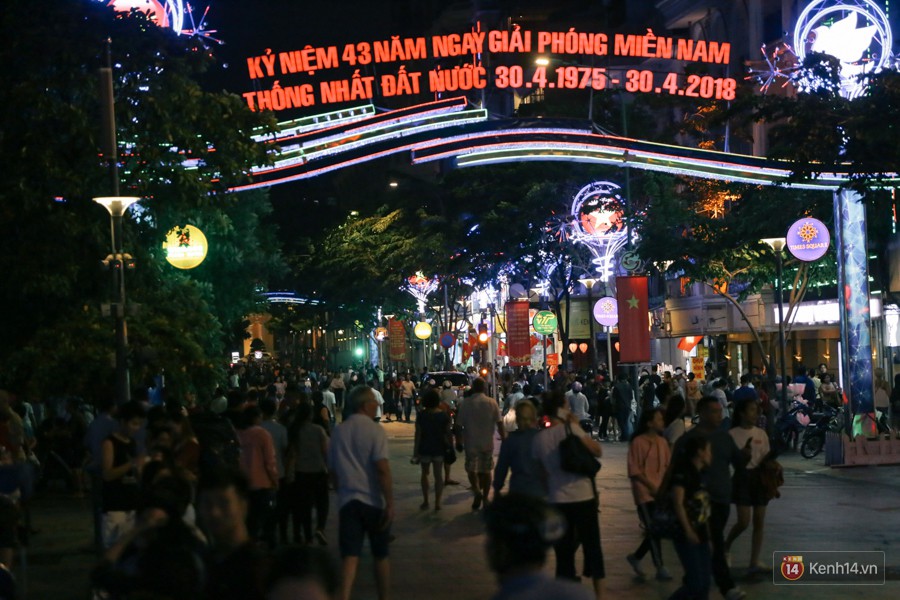 Người dân 2 miền đổ xuống đường vui chơi dịp lễ 30/4: Hà Nội đông đúc, Sài Gòn bình yên-6