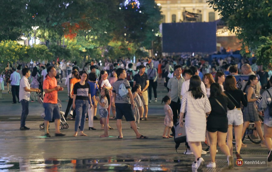 Người dân 2 miền đổ xuống đường vui chơi dịp lễ 30/4: Hà Nội đông đúc, Sài Gòn bình yên-11