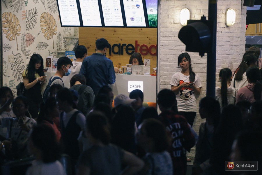 Người dân 2 miền đổ xuống đường vui chơi dịp lễ 30/4: Hà Nội đông đúc, Sài Gòn bình yên-18