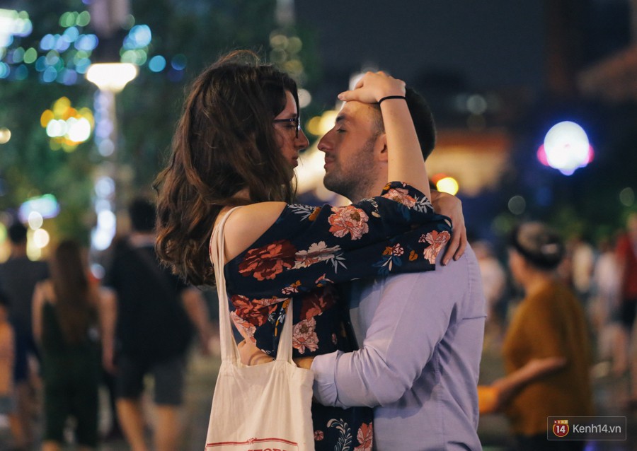 Người dân 2 miền đổ xuống đường vui chơi dịp lễ 30/4: Hà Nội đông đúc, Sài Gòn bình yên-19