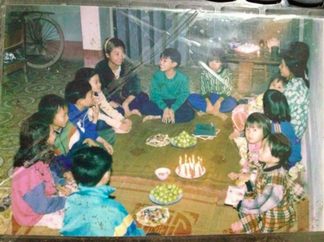 Có ai còn nhớ những tiệc sinh nhật của 15, 20 năm trước, khi người ta còn tặng nhau xà phòng, bút mực?-10