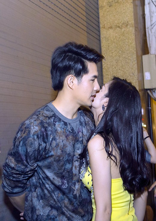 Vô tư ôm hôn thắm thiết chốn đông người, các cặp đôi sao Việt này từng khiến nhiều fan phải đỏ mặt-11