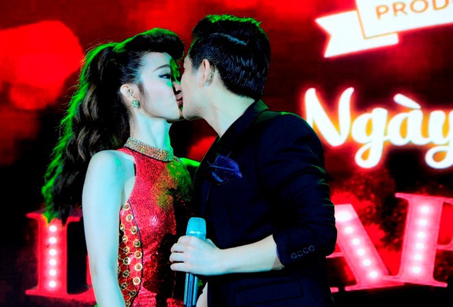 Vô tư ôm hôn thắm thiết chốn đông người, các cặp đôi sao Việt này từng khiến nhiều fan phải đỏ mặt-14