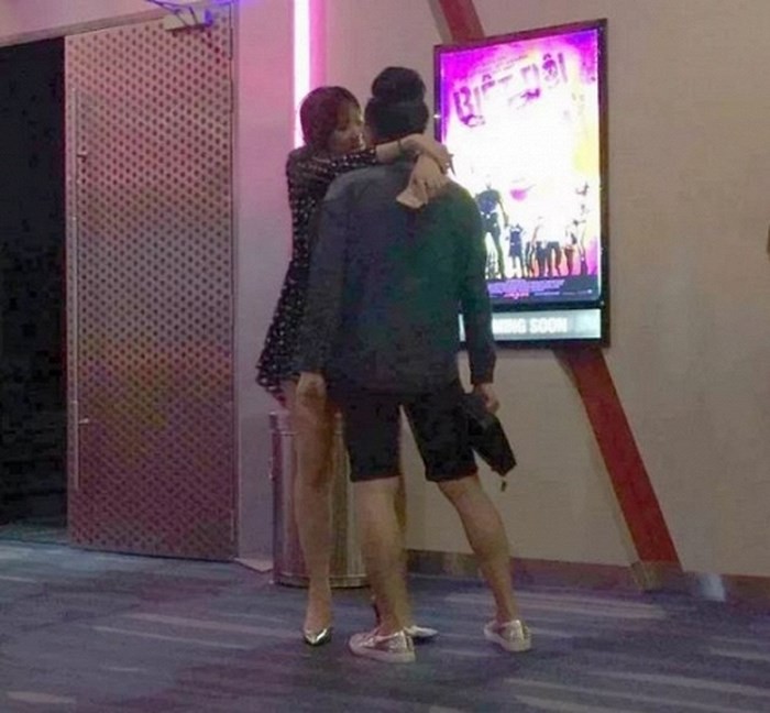Vô tư ôm hôn thắm thiết chốn đông người, các cặp đôi sao Việt này từng khiến nhiều fan phải đỏ mặt-10
