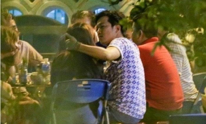 Vô tư ôm hôn thắm thiết chốn đông người, các cặp đôi sao Việt này từng khiến nhiều fan phải đỏ mặt-4
