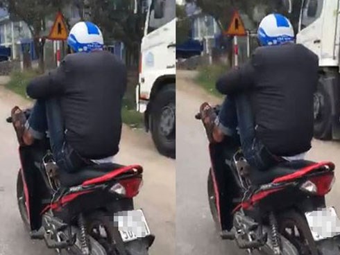 Chàng trai điều khiển xe máy bằng hai chân chạy vun vút trên đường